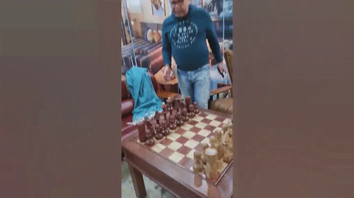 Эффектный стол для игры в шахматы из массива