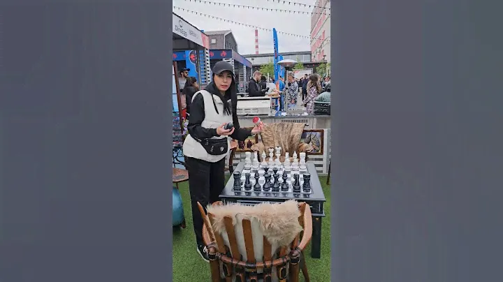 Шахматный стол с фигурами из массива ясеня с патинированием